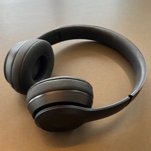 Black Beats Solo3 Wireless Headphones